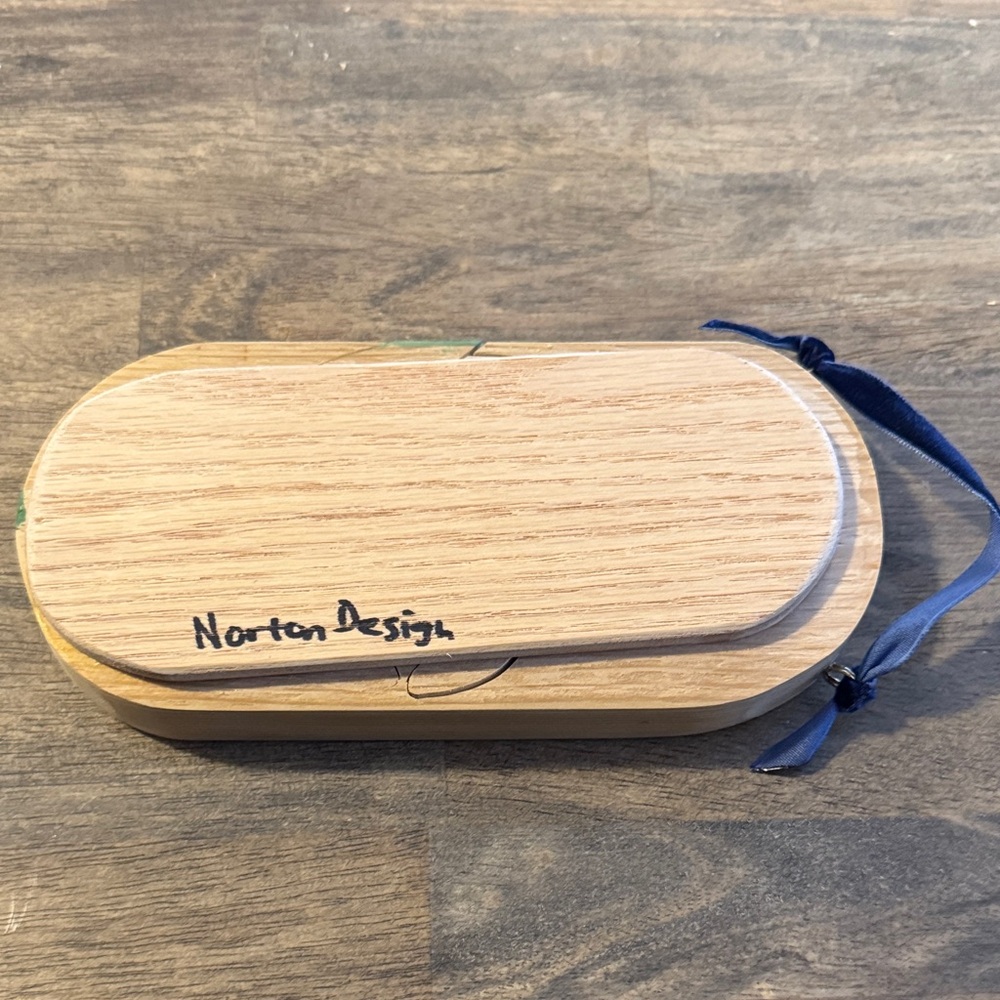 Wooden Plaque with Iris Flower Design - Picture 4 of 6